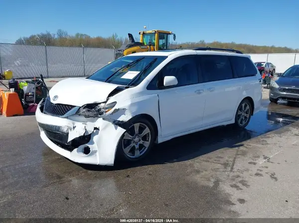 5TDXZ3DC8HS871148 2017 TOYOTA SIENNA - Image 2