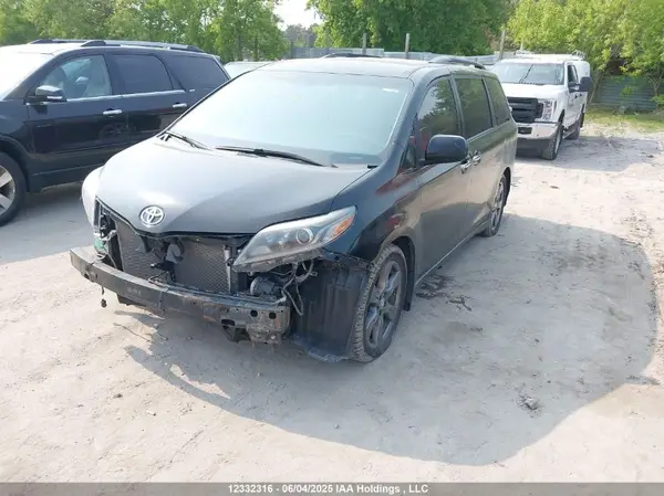 5TDXZ3DC8HS874633 2017 TOYOTA SIENNA - Image 2