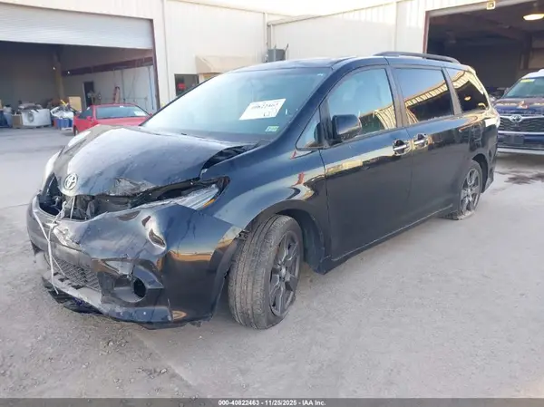 5TDXZ3DC8HS881260 2017 TOYOTA SIENNA - Image 2
