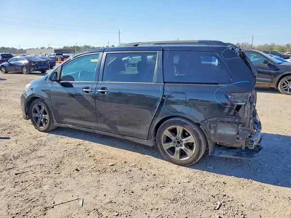 5TDXZ3DC8HS885177 2017 TOYOTA SIENNA - Image 2