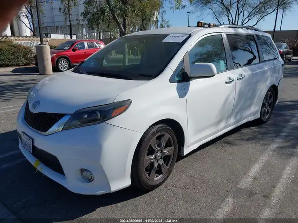 5TDXZ3DC8HS885776 2017 TOYOTA SIENNA - Image 2