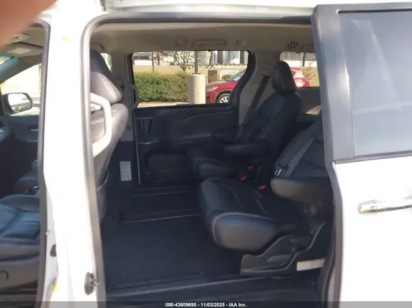 5TDXZ3DC8HS885776 2017 TOYOTA SIENNA - Image 8