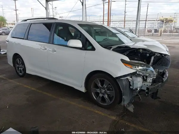 5TDXZ3DC8HS893862 2017 TOYOTA SIENNA - Image 1