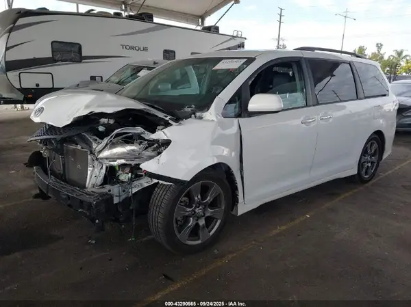 5TDXZ3DC8HS893862 2017 TOYOTA SIENNA - Image 2