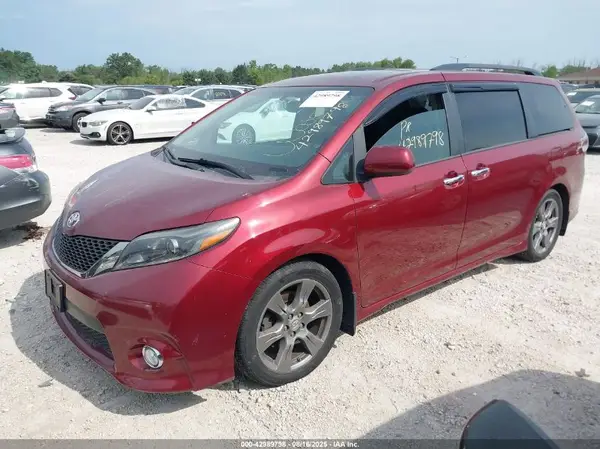 5TDXZ3DC8HS897684 2017 TOYOTA SIENNA - Image 2
