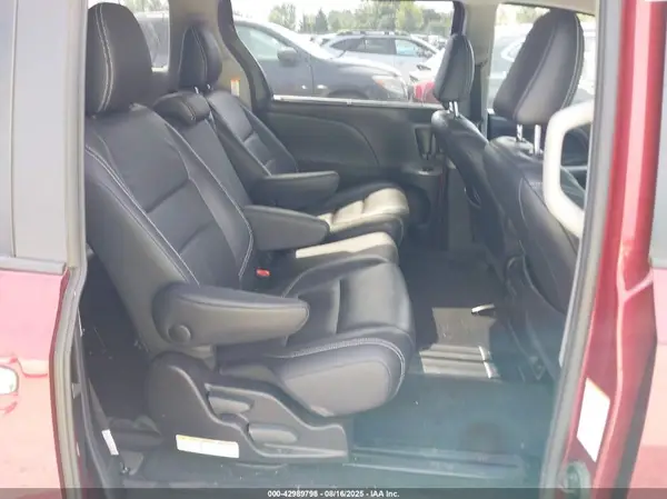 5TDXZ3DC8HS897684 2017 TOYOTA SIENNA - Image 8