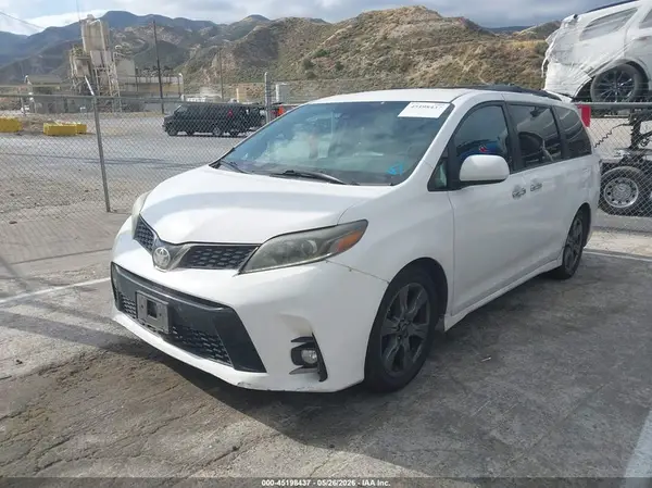 5TDXZ3DC8JS903568 2018 TOYOTA SIENNA - Image 2