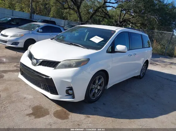 5TDXZ3DC8JS911623 2018 TOYOTA SIENNA - Image 2