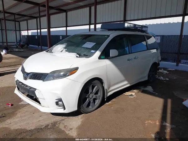 5TDXZ3DC8JS914733 2018 TOYOTA SIENNA - Image 2