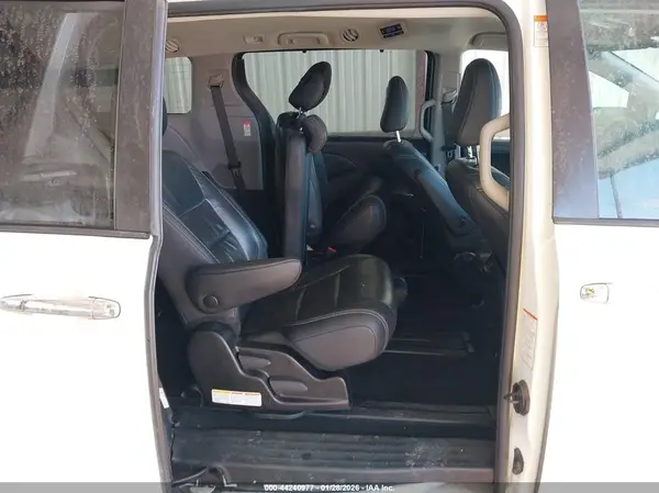 5TDXZ3DC8JS914733 2018 TOYOTA SIENNA - Image 8