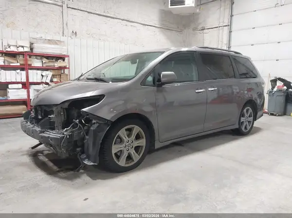 5TDXZ3DC8JS920628 2018 TOYOTA SIENNA - Image 2