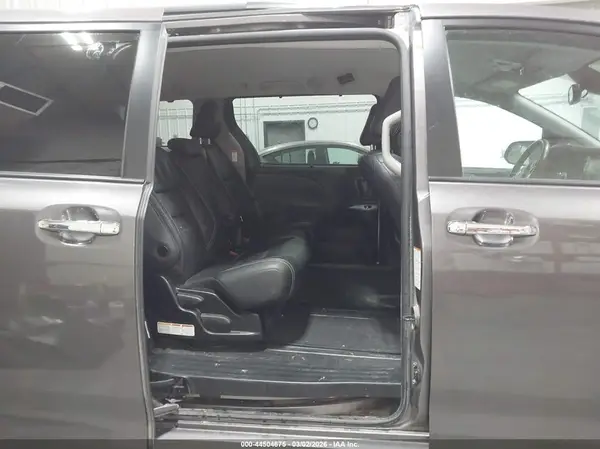 5TDXZ3DC8JS920628 2018 TOYOTA SIENNA - Image 8