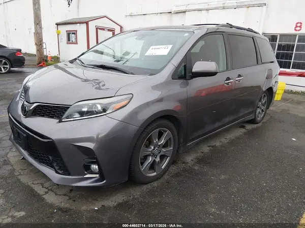 5TDXZ3DC8JS933881 2018 TOYOTA SIENNA - Image 2