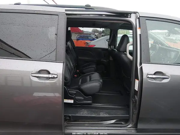 5TDXZ3DC8JS933881 2018 TOYOTA SIENNA - Image 8