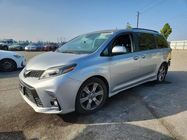 5TDXZ3DC8JS935212 2018 TOYOTA SIENNA - Image 1