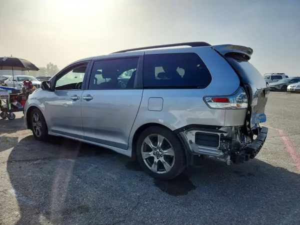 5TDXZ3DC8JS935212 2018 TOYOTA SIENNA - Image 2