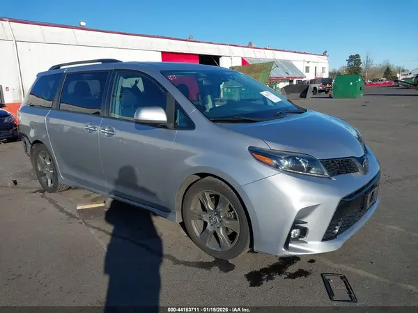 5TDXZ3DC8JS965830 2018 TOYOTA SIENNA - Image 1