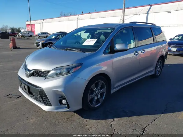 5TDXZ3DC8JS965830 2018 TOYOTA SIENNA - Image 2