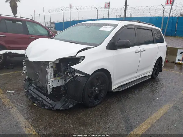 5TDXZ3DC8KS001469 2019 TOYOTA SIENNA - Image 2