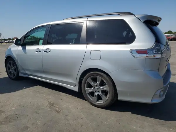 5TDXZ3DC8KS966042 2019 TOYOTA SIENNA - Image 2