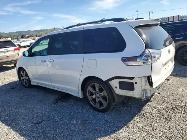 5TDXZ3DC8KS996836 2019 TOYOTA SIENNA - Image 2