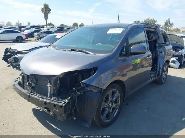 5TDXZ3DC8LS024767 2020 TOYOTA SIENNA - Image 2