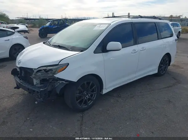 5TDXZ3DC9HS768210 2017 TOYOTA SIENNA - Image 2