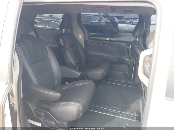 5TDXZ3DC9HS768210 2017 TOYOTA SIENNA - Image 8
