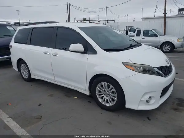 5TDXZ3DC9HS771012 2017 TOYOTA SIENNA - Image 1