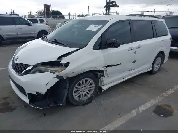 5TDXZ3DC9HS771012 2017 TOYOTA SIENNA - Image 2