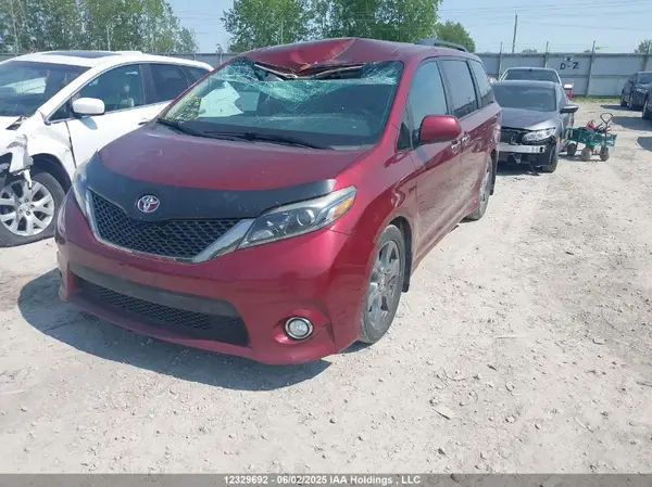 5TDXZ3DC9HS787078 2017 TOYOTA SIENNA - Image 2