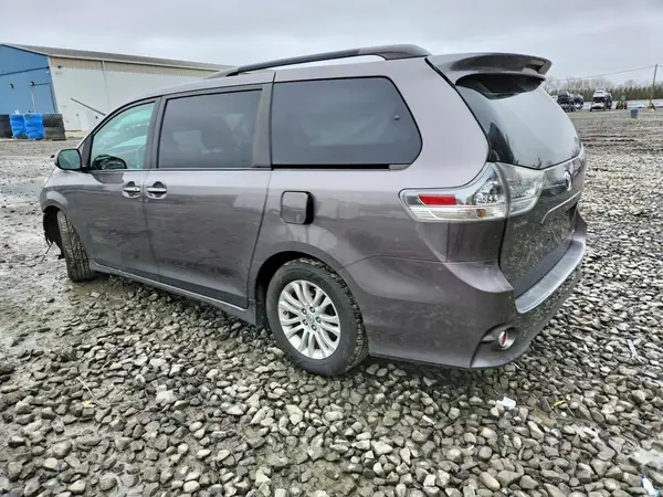 5TDXZ3DC9HS790658 2017 TOYOTA SIENNA - Image 2