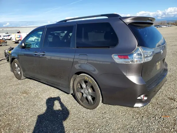 5TDXZ3DC9HS804252 2017 TOYOTA SIENNA - Image 2