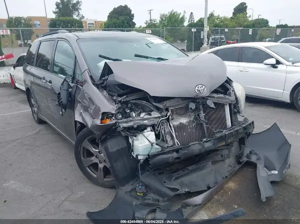 5TDXZ3DC9HS809810 2017 TOYOTA SIENNA - Image 1