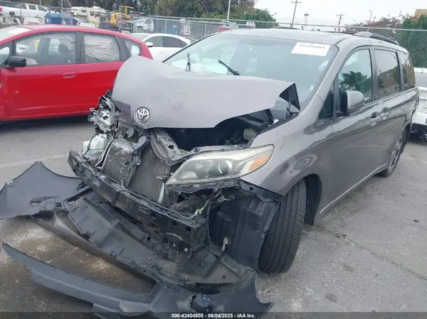 5TDXZ3DC9HS809810 2017 TOYOTA SIENNA - Image 2