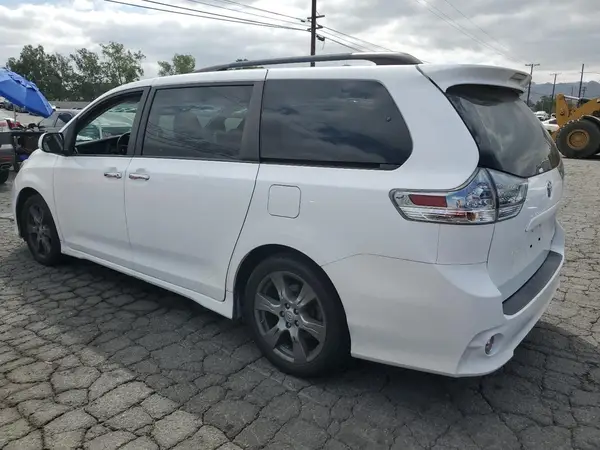 5TDXZ3DC9HS814196 2017 TOYOTA SIENNA - Image 2