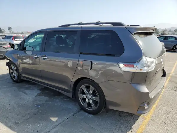 5TDXZ3DC9HS817678 2017 TOYOTA SIENNA - Image 2