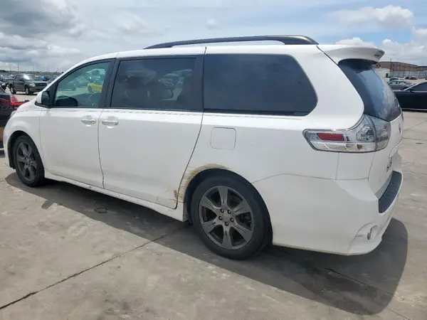 5TDXZ3DC9HS821990 2017 TOYOTA SIENNA - Image 2
