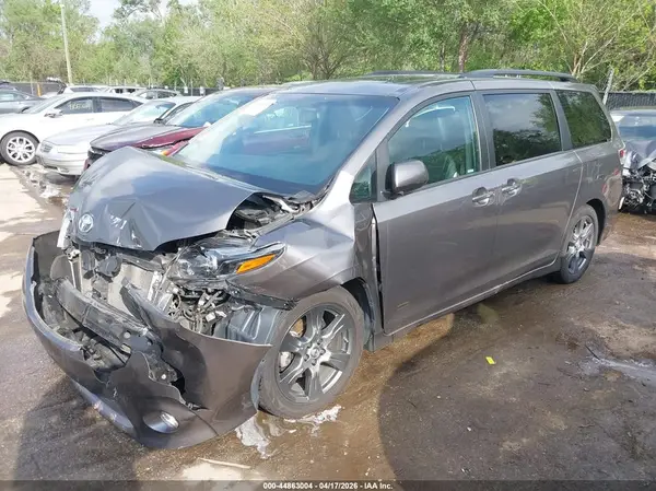 5TDXZ3DC9HS836361 2017 TOYOTA SIENNA - Image 2