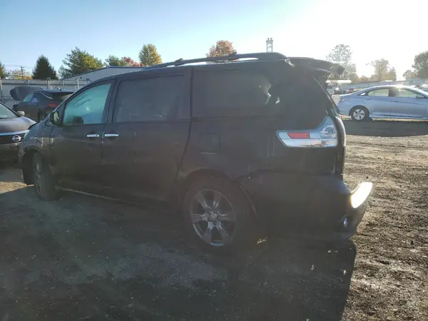 5TDXZ3DC9HS848218 2017 TOYOTA SIENNA - Image 2