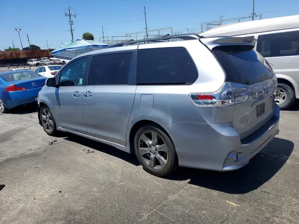 5TDXZ3DC9HS852804 2017 TOYOTA SIENNA - Image 2