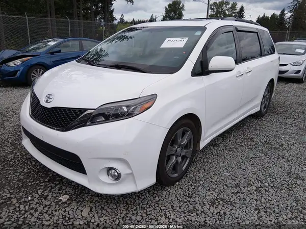 5TDXZ3DC9HS863298 2017 TOYOTA SIENNA - Image 2