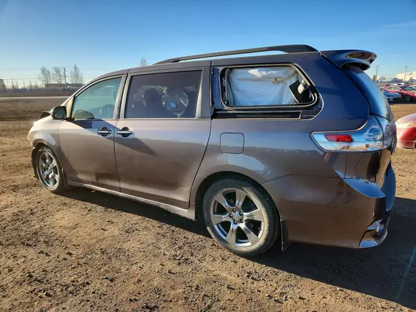 5TDXZ3DC9HS863544 2017 TOYOTA SIENNA - Image 2