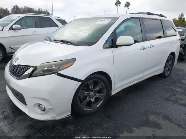 5TDXZ3DC9HS889948 2017 TOYOTA SIENNA - Image 2