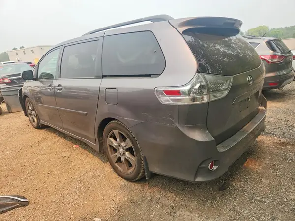 5TDXZ3DC9HS890243 2017 TOYOTA SIENNA - Image 2