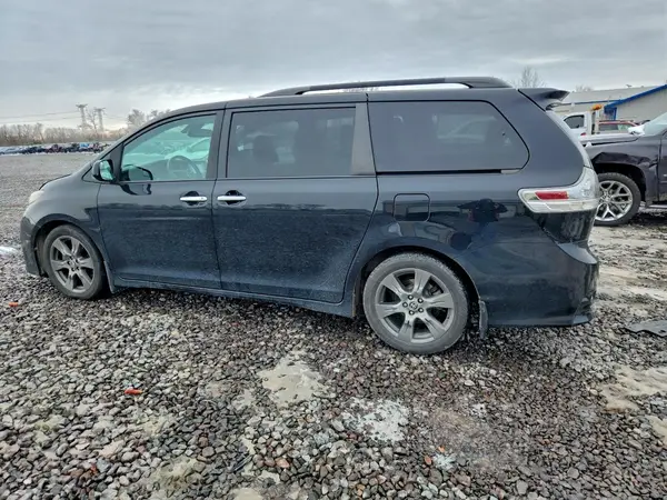 5TDXZ3DC9JS907113 2018 TOYOTA SIENNA - Image 2