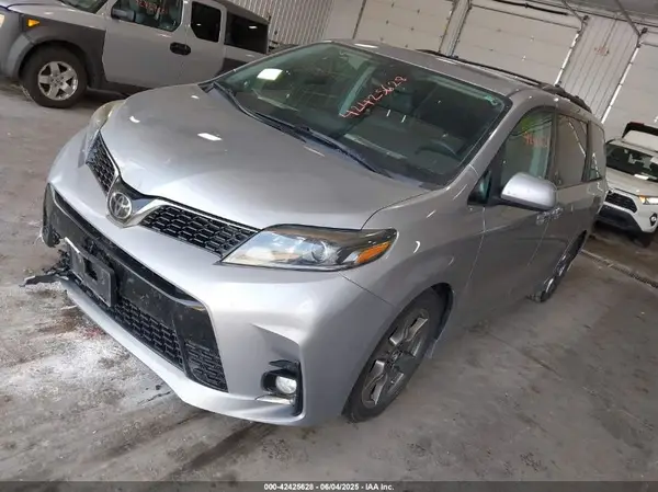5TDXZ3DC9JS912411 2018 TOYOTA SIENNA - Image 2
