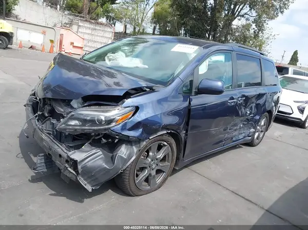 5TDXZ3DC9JS914028 2018 TOYOTA SIENNA - Image 2