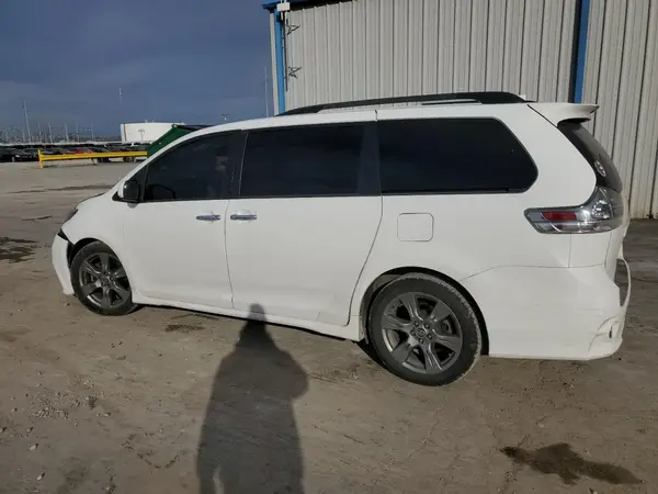 5TDXZ3DC9JS919486 2018 TOYOTA SIENNA - Image 2