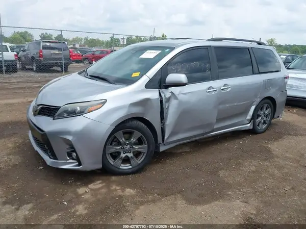 5TDXZ3DC9JS925501 2018 TOYOTA SIENNA - Image 2